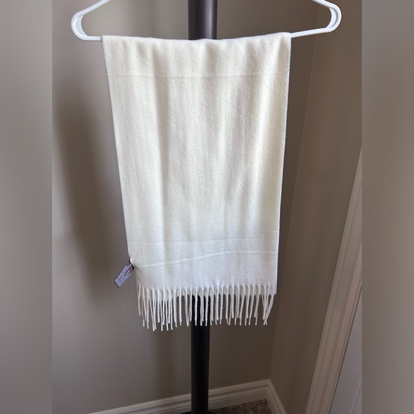 Accessories - DANIER ladies scarf.